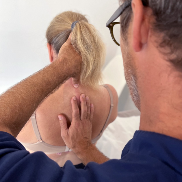 Ostéopathe manipule le cou et les cervicales
